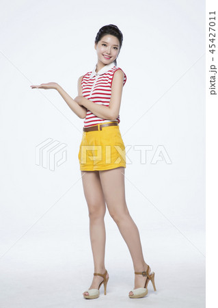beautiful young woman announcing, shouting, speaking concept photo. attractive young woman isolated. 210 beautiful young woman announcing, shouting, speaking concept photo. attractive young woman isolated. 210 45427011