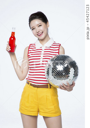 beautiful young woman announcing, shouting, speaking concept photo. attractive young woman isolated. 191 beautiful young woman announcing, shouting, speaking concept photo. attractive young woman isolated. 191 45427123