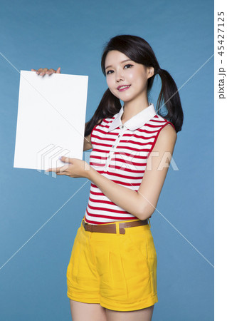 beautiful young woman announcing, shouting, speaking concept photo. attractive young woman isolated. 166 45427125