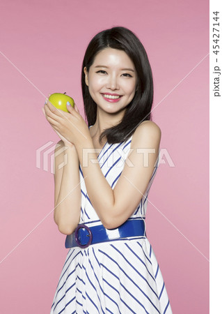 beautiful young woman announcing, shouting, speaking concept photo. attractive young woman isolated. 079 45427144