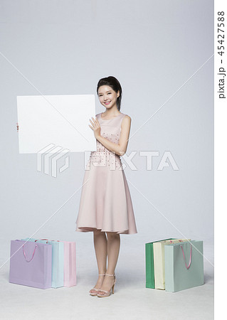 beautiful young woman shopping, sale concept photo. attractive young woman isolated. 153 beautiful young woman shopping, sale concept photo. attractive young woman isolated. 153 45427588