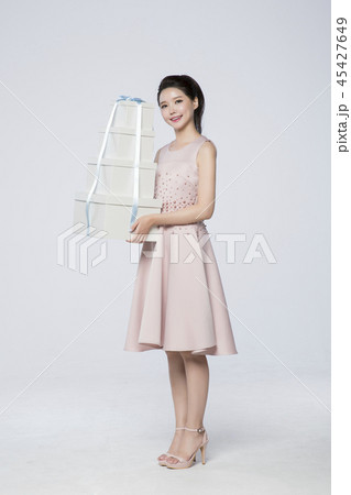 beautiful young woman shopping, sale concept photo. attractive young woman isolated. 135 beautiful young woman shopping, sale concept photo. attractive young woman isolated. 135 45427649