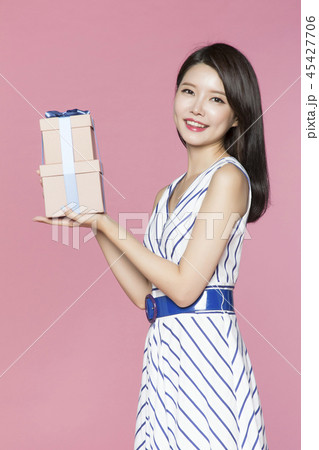 beautiful young woman shopping, sale concept photo. attractive young woman isolated. 059 45427706