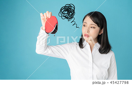財布を持つ女性 45427798