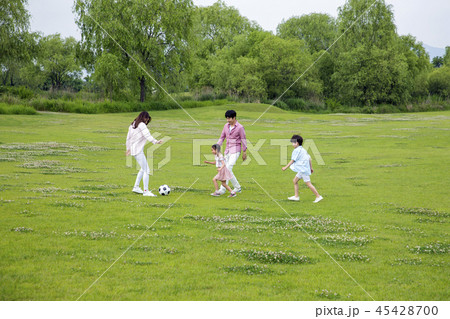 Family having picnic outdoors. Parents with two children relax in the park. Concept of happy family relations and carefree leisure time. 128 Family having picnic outdoors. Parents with two children relax in the park. Concept of happy family relations and carefree leisure time. 128 45428700