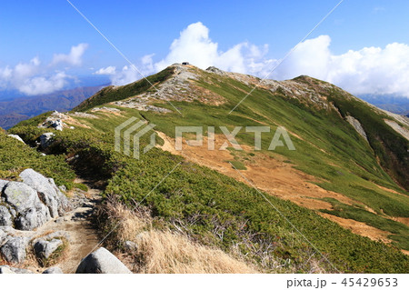 東北飯豊連峰 飯豊山頂の風景 本山小屋と一ノ王子を望む 東北飯豊連峰 飯豊山頂の風景 本山小屋と一ノ王子を望む 45429653