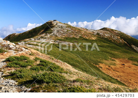 東北飯豊連峰 飯豊山頂の風景 本山小屋と一ノ王子 登山道遠景 東北飯豊連峰 飯豊山頂の風景 本山小屋と一ノ王子 登山道遠景 45429703