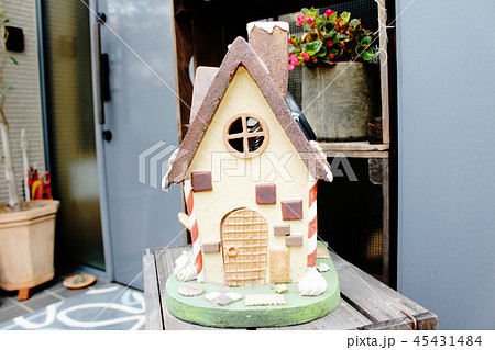 ヘンゼルとグレーテルのお菓子の家の写真素材