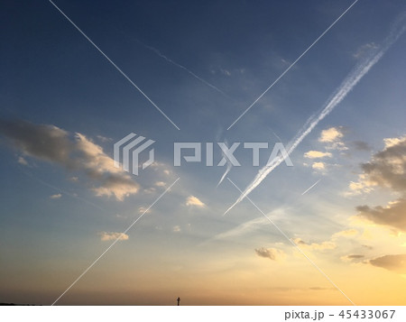 飛行機雲と夕焼け 45433067