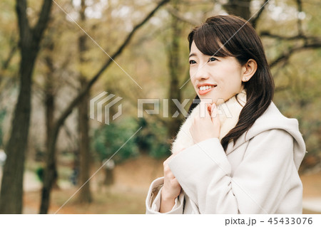 コートを着た日本人女性 45433076