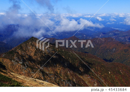 東北飯豊連峰　飯豊山山頂から　登山道を望む 45433684