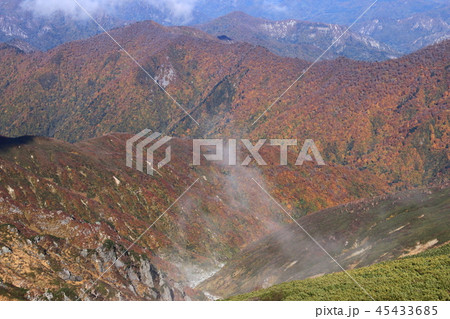 東北飯豊連峰　飯豊山山頂から　紅葉の大日岳実川谷を望む 45433685