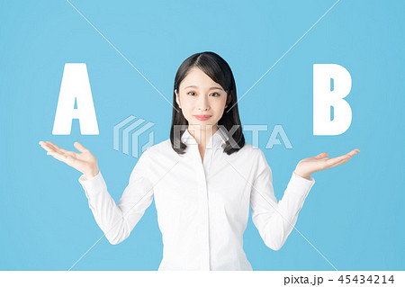 比較する女性 比較する女性 45434214