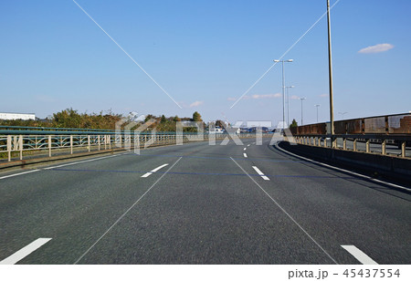 前を走る車がない空いた三車線国道の走行風景 45437554