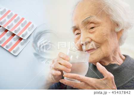 薬とシニア女性 OTC,OTC類似薬,オーバードーズ 薬とシニア女性 OTC,OTC類似薬,オーバードーズ 45437842