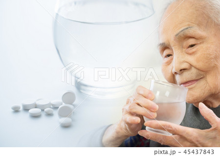薬とシニア女性　OTC,OTC類似薬,オーバードーズ 45437843