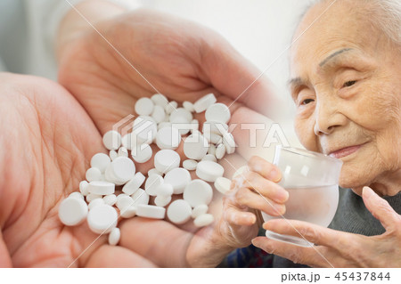 薬とシニア女性   　OTC,OTC類似薬,オーバードーズ 45437844