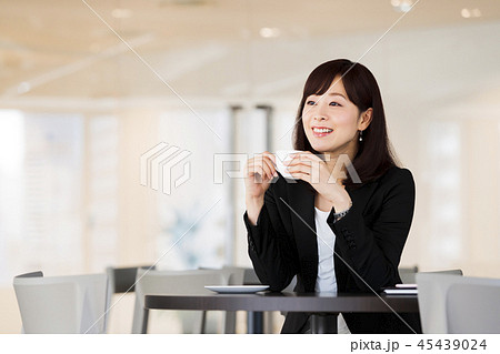 カフェ　シェアオフィス　コワーキング　女性　オフィス　ビジネス　ビジネスウーマン 45439024