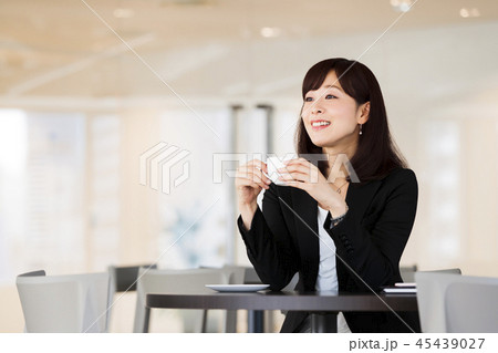 カフェ　シェアオフィス　コワーキング　女性　オフィス　ビジネス　ビジネスウーマン 45439027