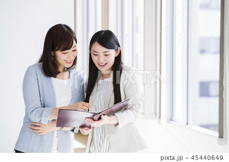 ビジネス　チーム　シェアオフィス　女性　オフィス　ビジネスウーマン 45440649