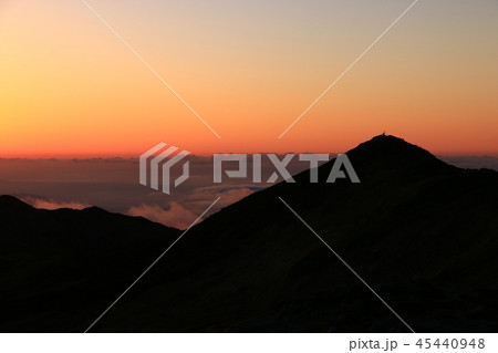 東北飯豊連峰　飯豊山頂直下　本山小屋から　飯豊山の夕焼けシルエット 45440948