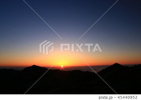 東北　飯豊山頂直下　本山小屋から　夕日と飯豊連峰、大日岳 45440952