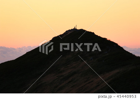 東北飯豊連峰　飯豊山頂直下　本山小屋から　飯豊山と夕焼け 45440953