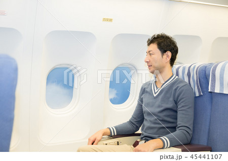飛行機　機内　旅行　男性 45441107