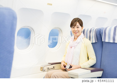 飛行機　機内　旅行　女性 45441111