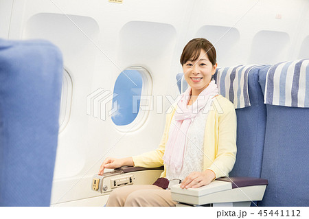 飛行機 機内 旅行 女性の写真素材