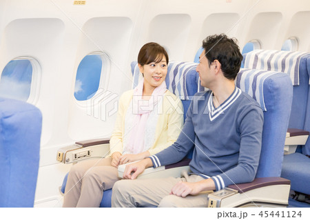 飛行機　機内　旅行　夫婦 45441124