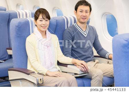 飛行機　機内　旅行　夫婦 45441133