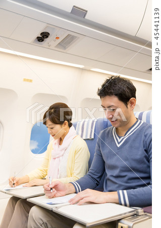 飛行機 機内 旅行 夫婦 入国カード 税関申請書 飛行機 機内 旅行 夫婦 入国カード 税関申請書 45441139
