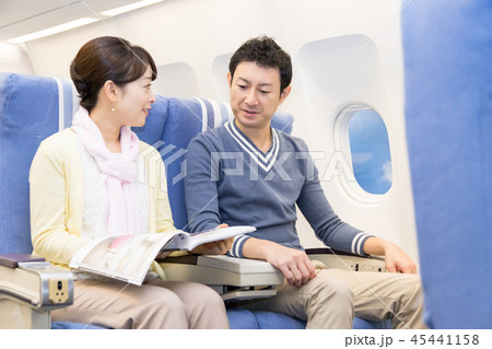 飛行機　機内　旅行　夫婦 45441158