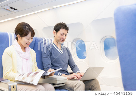 飛行機 機内 旅行 夫婦 飛行機 機内 旅行 夫婦 45441159