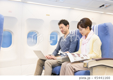飛行機 機内 旅行 夫婦 飛行機 機内 旅行 夫婦 45441160