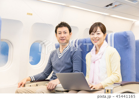 飛行機　機内　旅行　夫婦 45441165