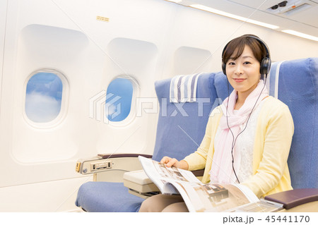 飛行機 機内 旅行 女性 飛行機 機内 旅行 女性 45441170