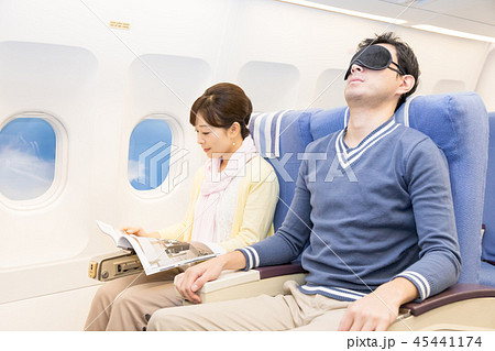 飛行機　機内　旅行　夫婦　睡眠　アイマスク 45441174