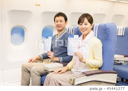 飛行機　機内　旅行　夫婦　入国カード　税関申請書 45441277