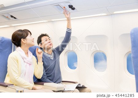 飛行機　機内　旅行　夫婦　コールボタン 45441285