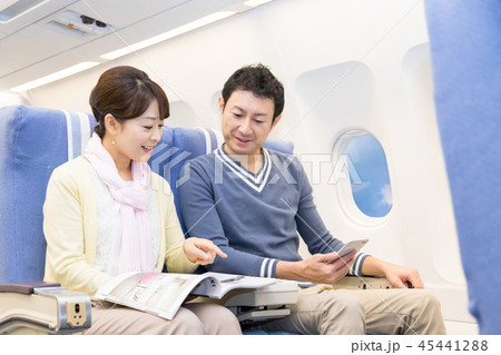 飛行機 機内 旅行 夫婦 飛行機 機内 旅行 夫婦 45441288