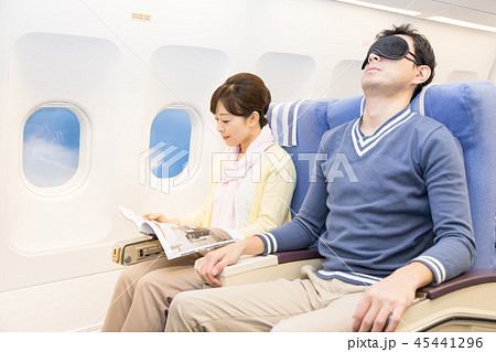 飛行機 機内 旅行 夫婦 睡眠 アイマスク 飛行機 機内 旅行 夫婦 睡眠 アイマスク 45441296