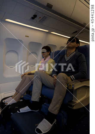 飛行機 機内 旅行 夫婦 睡眠 アイマスク 消灯 暗い エコノミー症候群 スリッパ 飛行機 機内 旅行 夫婦 睡眠 アイマスク 消灯 暗い エコノミー症候群 スリッパ 45441298