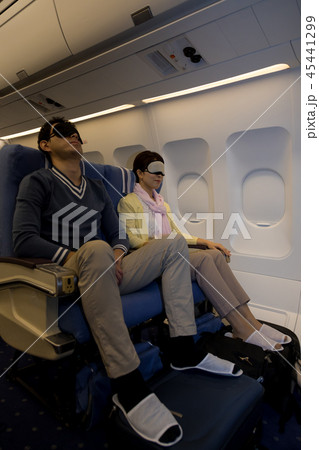 飛行機 機内 旅行 夫婦 睡眠 アイマスク 消灯 暗い エコノミー症候群 スリッパ 飛行機 機内 旅行 夫婦 睡眠 アイマスク 消灯 暗い エコノミー症候群 スリッパ 45441299