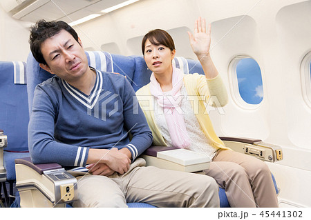 飛行機　機内　旅行　夫婦　体調不良　乗り物酔い 45441302