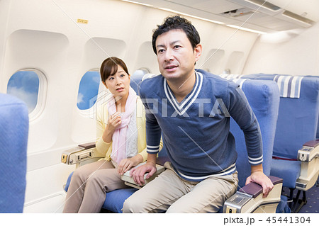 飛行機　機内　旅行　夫婦　体調不良　乗り物酔い 45441304