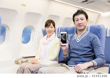 飛行機　機内　旅行　夫婦　スマートフォン 45441306