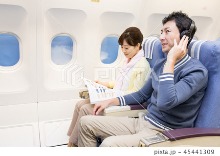 飛行機　機内　旅行　夫婦 45441309