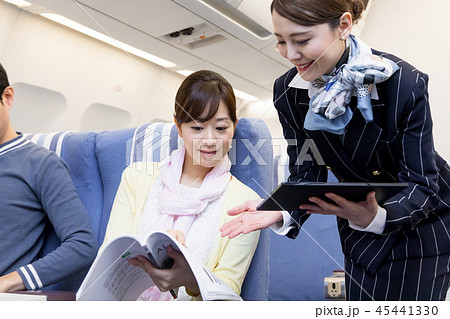 飛行機　機内　旅行　夫婦　機内ショッピング　免税 45441330